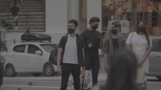 Malajsijci Čekají Křižovatce Zebry — Stock video