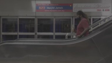 Malezyalılar Yürüyen Merdiven ve Tren Kapıları Kullanıyor
