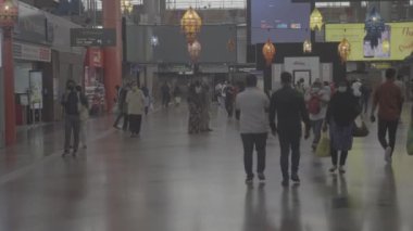 Birçok Malezyalı Tren İstasyonunda Kalabalık