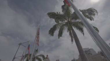 Merdeka Meydanı ve Ulusal Bayraklar, Gündüz