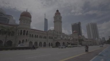 Kuala Lumpur 'daki Merdeka Meydanı ve Araçlarla Dolu Bir Sokak