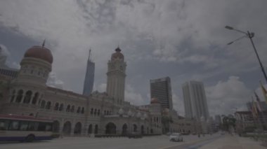 Kuala Lumpur şehrindeki Merdeka Meydanı Yaklaşan Araçlarla