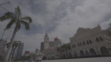 Kuala Lumpur şehrindeki Merdeka Meydanı 'nda arabalar geçiyor.