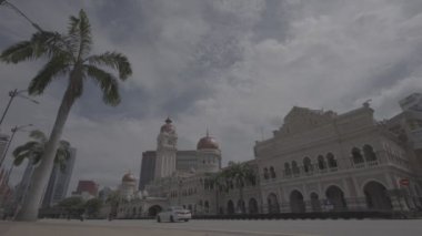 Kuala Lumpur şehrindeki Merdeka Meydanı 'nda araçlar geçiyor.