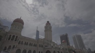 Kuala Lumpur 'daki Merdeka Meydanı Düşük Açı' dan Araçlarla Geçiş