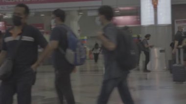 Malezya 'da Metroda Dolaşan Yolcular