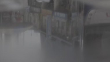 Sokaktaki su birikintisindeki bir şehrin yansıması. 