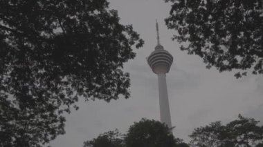 Kuala Lumpur 'da Yakınında Kulesi olan Bir Caddenin Kenarı