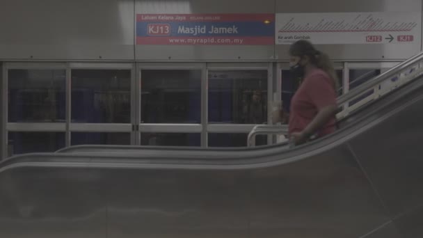 Malajsijci Pomocí Eskalátoru Zavírání Dveří Vlaku — Stock video