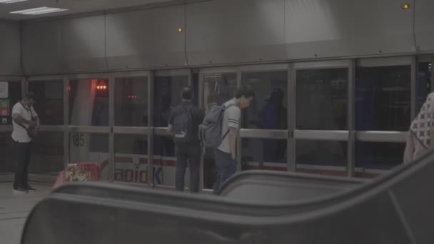 地下鉄を待っている多くのマレーシア人 — ストック動画