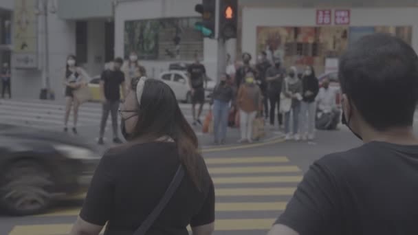 Malajsijci Čekají Semafor Jít — Stock video