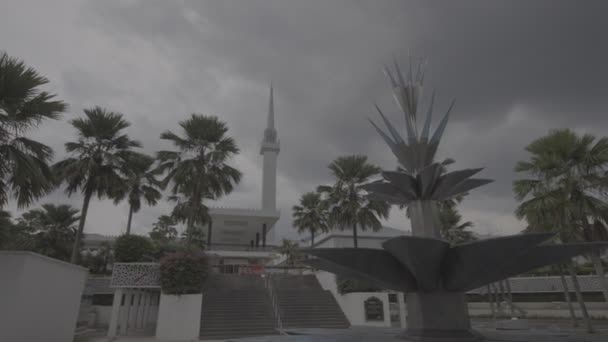 Masjid Negara Dan Sebuah Pahatan Dengan Langit Gelap — Stok Video