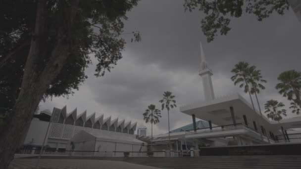 Pintu Masuk Masjid Negara Dan Langit Gelap Dari Sudut Rendah — Stok Video