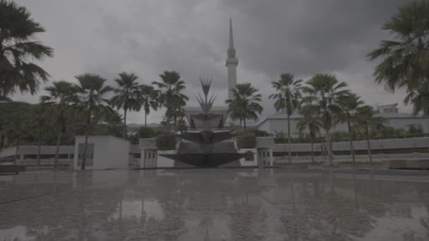 Entrada Masjid Negara Con Una Fuente Cielo Oscuro — Vídeos de Stock