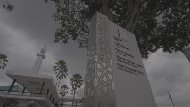 Entrada Masjid Negara Con Cartel Día Nublado — Vídeos de Stock