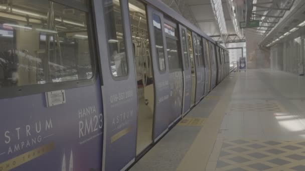 马来西亚地铁站地铁关了门 — 图库视频影像