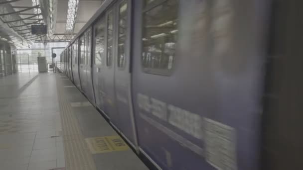 マレーシア駅の線路を走る列車 — ストック動画