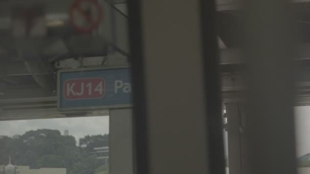 列車標識板とドアの閉鎖の眺め — ストック動画
