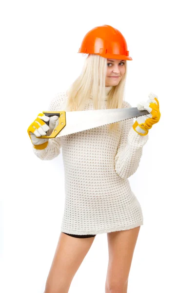 Loira bonita em um suéter branco no capacete laranja com uma serra — Fotografia de Stock