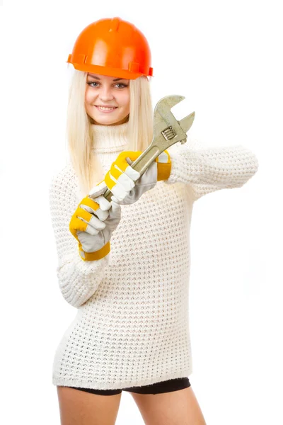 Vacker blondin i en vit tröja, orange hjälmen, en skiftnyckel — Stockfoto