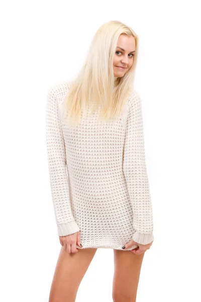 Frumos blonda într-un pulover alb pe un fundal alb — Fotografie, imagine de stoc