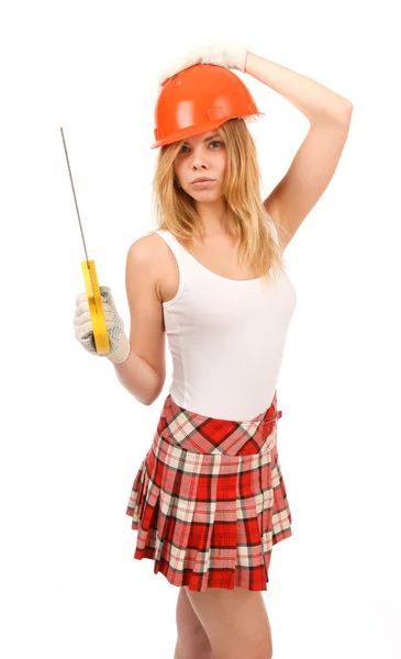 Belleza en el casco naranja y una sierra sobre un fondo blanco . — Foto de Stock