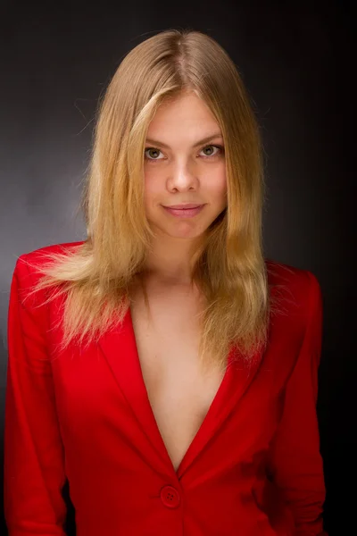 Belleza con chaqueta roja sobre fondo negro . — Foto de Stock