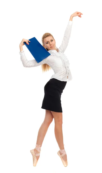 Mujer de negocios en la imagen de un bailarín con una carpeta en la mano sobre un fondo blanco . — Foto de Stock