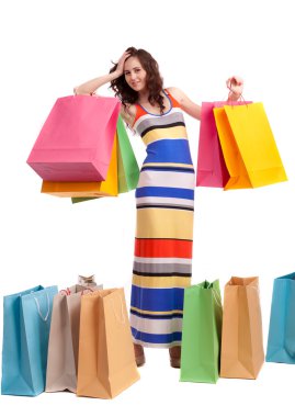 bir kız ile alışveriş torbaları üzerinde beyaz arka plan ayakta uzun elbise renkli,.