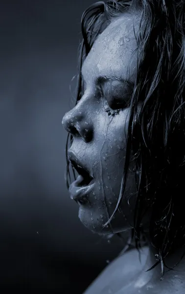 bir kızın yüzü koyu arka plan üzerinde hangi su akar portresi