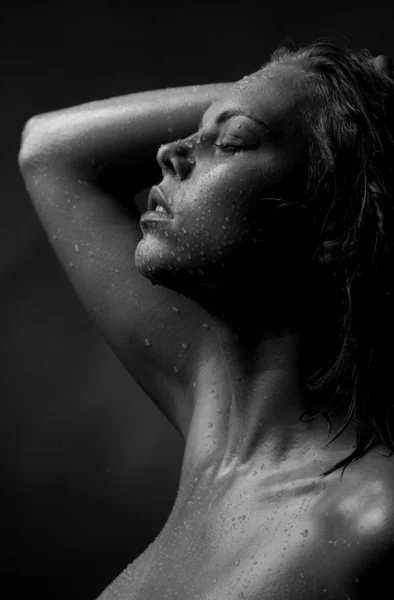 Retrato do rosto de uma menina que a água flui em um fundo escuro — Fotografia de Stock