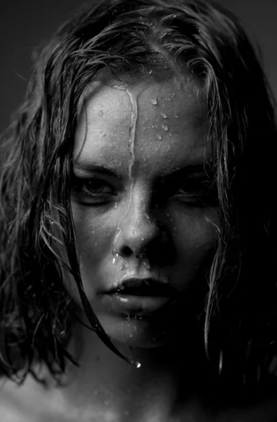 bir kızın yüzü koyu arka plan üzerinde hangi su akar portresi