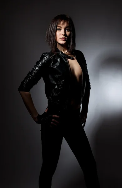 Siyah elbiseli güzel kız.