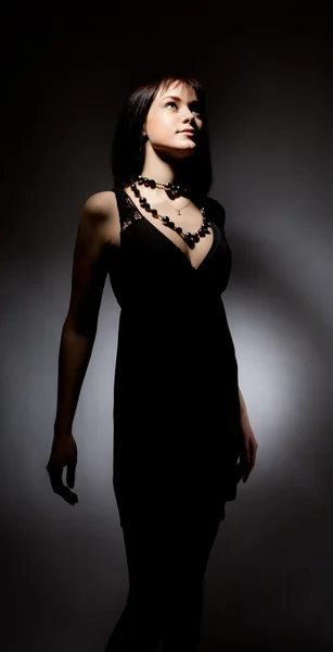 Vacker flicka i svart klänning — Stockfoto