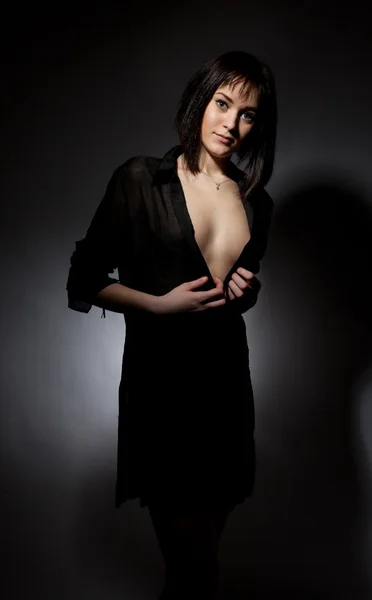 Belle fille en robe noire — Photo