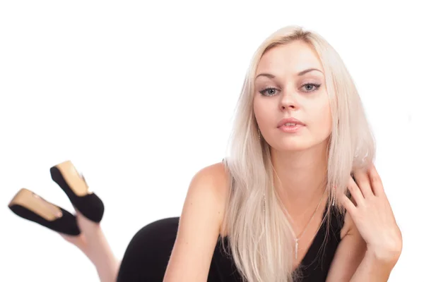 Hermosa chica en un largo vestido negro se encuentra sobre un fondo blanco — Foto de Stock