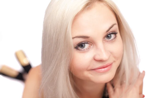Портрет красивой блондинки на белом фоне — стоковое фото