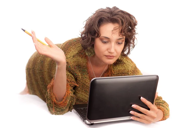 Задумчивая девушка с ноутбуком на белом фоне — стоковое фото
