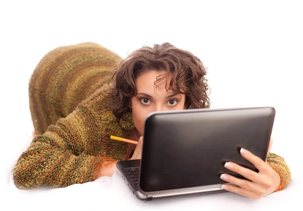 Задумчивая девушка с ноутбуком на белом фоне — стоковое фото