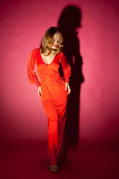 Mulher loira bonita em vestido longo vermelho — Fotografia de Stock