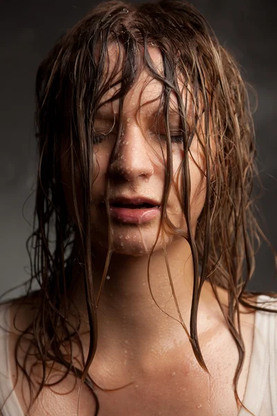 Retrato de uma menina com cabelo molhado — Fotografia de Stock