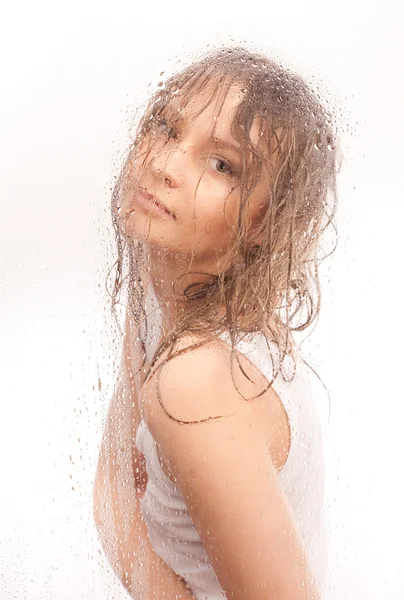 Chica cabello mojado con un vaso mojado —  Fotos de Stock