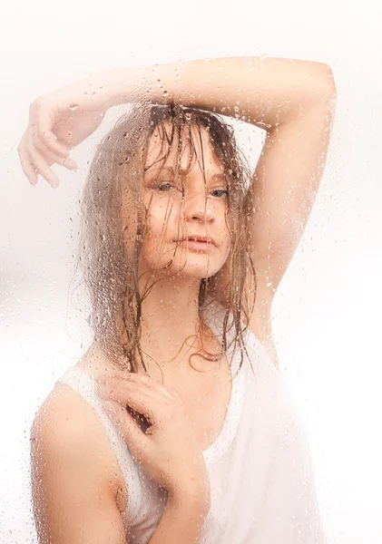 Mädchen nasse Haare mit einem nassen Glas — Stockfoto
