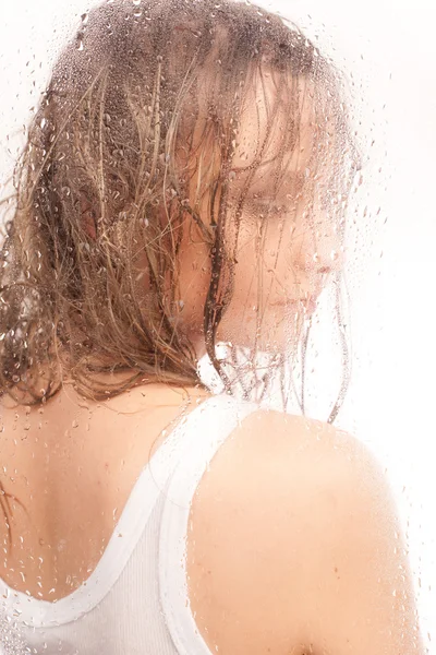 Mädchen nasse Haare mit einem nassen Glas — Stockfoto