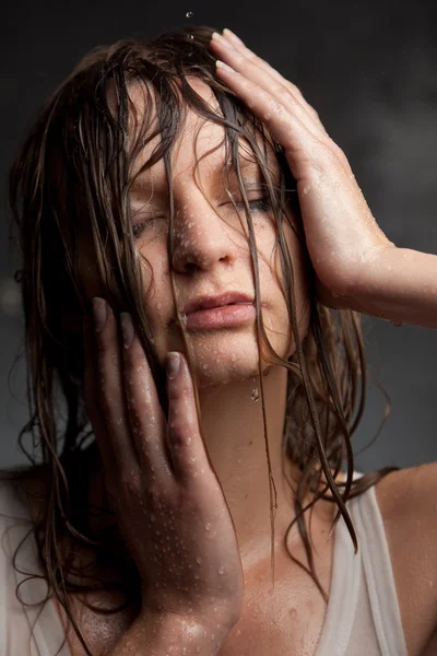 Retrato de una chica con el pelo mojado — Foto de Stock