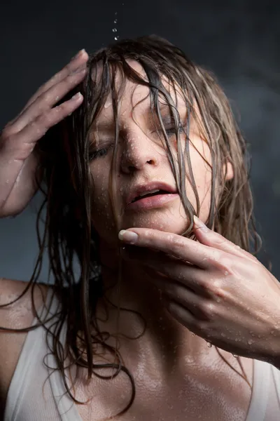 Портрет девушки с мокрыми волосами — стоковое фото