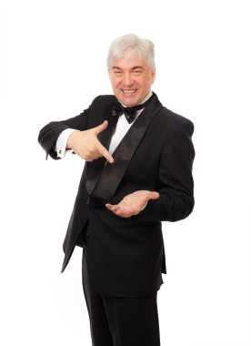 beyaz zemin üzerinde bir smokin zarif adam