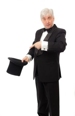 zarif adam smokin ve silindir şapkalı beyaz bir arka plan