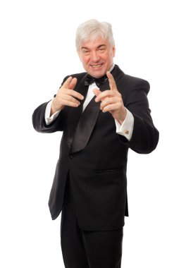 beyaz zemin üzerinde bir smokin zarif adam