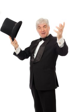 zarif adam smokin ve silindir şapkalı beyaz bir arka plan